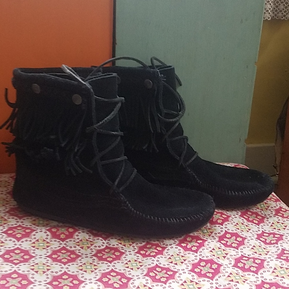 Minnetonka fringed ankle boots, size 8